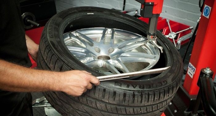 Tyre-Smart (Essex) Removing a car tyre